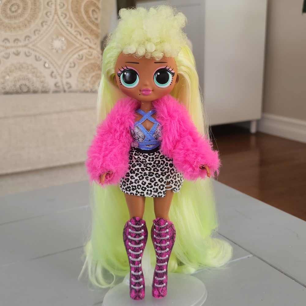 MGA LOL Surprise OMG Lady Diva Fashion Doll Neon Hair Beautiful
